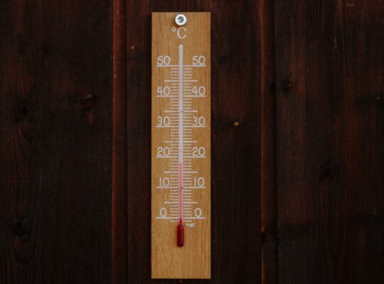 Co sprawia, że warto korzystać z pokojowych regulatorów temperatury?